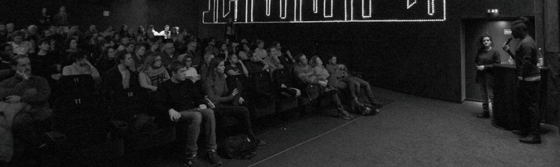 Kinopublikum in einer Diskussion. Schwarzweiss